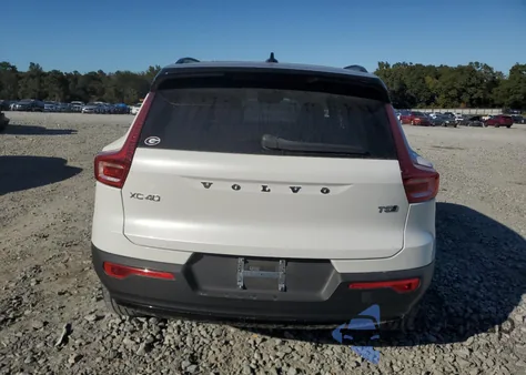 2021 Volvo Xc40 T5 R-Design z USA, uszkodzony, nr VIN YV4162UM4M2438054